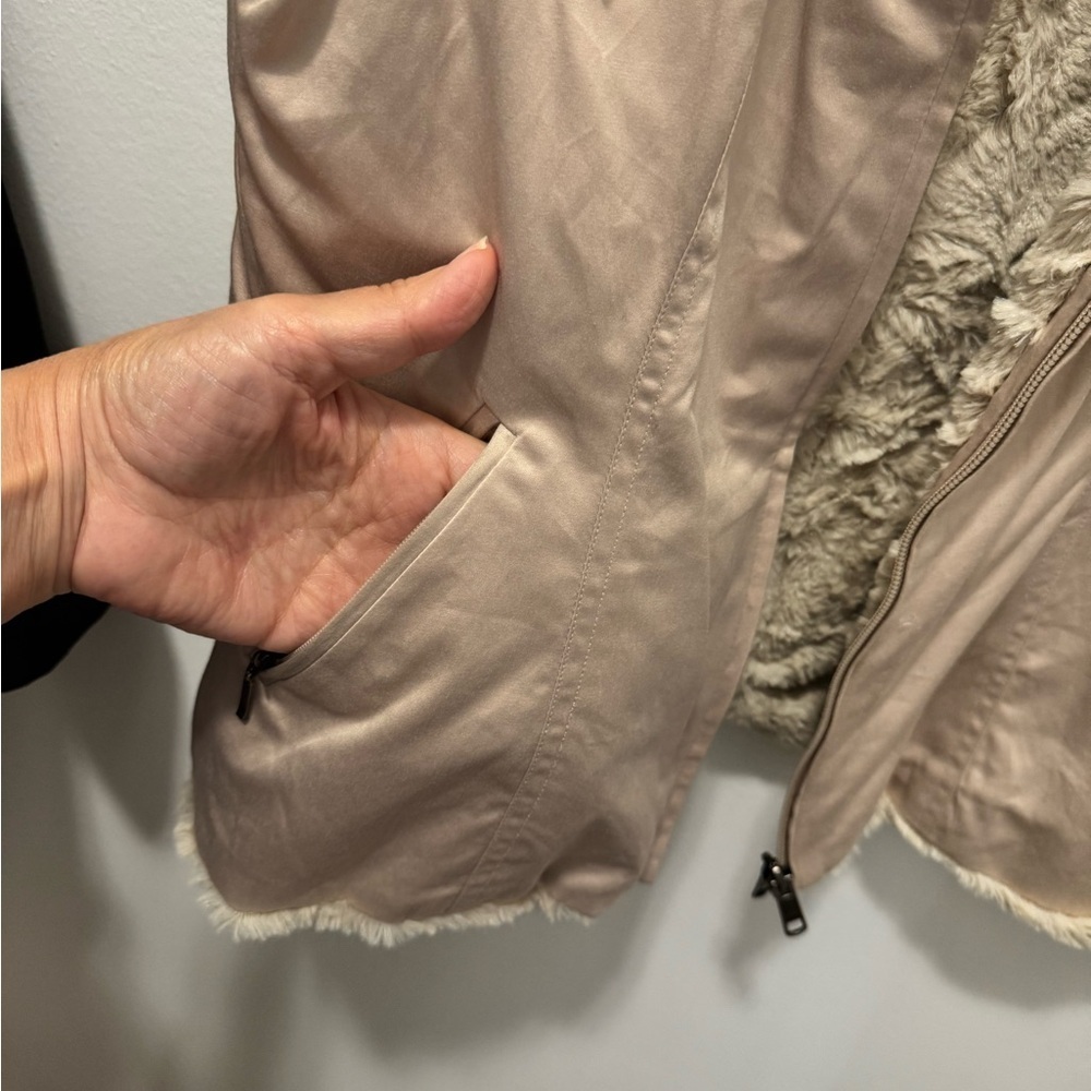 CAbi Shearling Lined CabinCore Adventure Ready Outdoor Vest Cozy Chic Layering - Picture 6 of 10